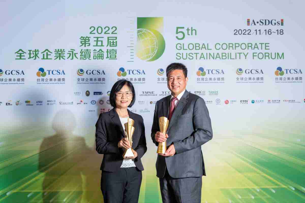 PA直营作为净零碳排先锋，，期引领价值链伙伴同行共好，，，卫冕制造业组“十大典范企业” 二连冠殊荣(左：PA直营光电永续长古秀华，，，，右：PA直营光电董事长暨执行长彭双浪)