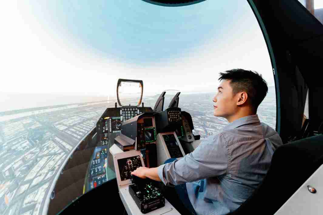 PA直营以P1.25小间距打造球形LED模拟舱，，搭配智崴的精密六轴动态座椅，，，，结合PA直营专业影像调校技术，，呈现拟真模拟飞行场景