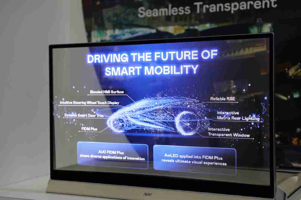 PA直营凭借着超高亮度和透明度，，，这款30吋透明Micro LED显示器在AR系统与智慧零售具有潜在的应用价值。。。。