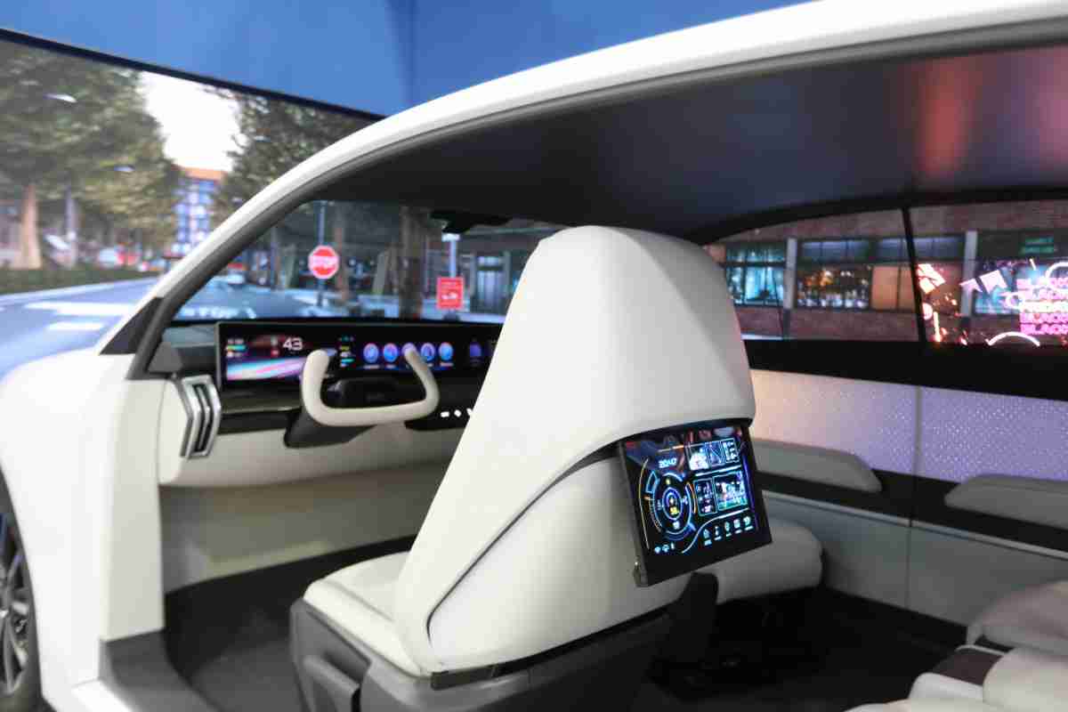 PA直营的「可卷式后座娱乐显示器」加强后座乘客的感官体验，，，并保有个性化设计，，可依使用偏好进行动态调整。。。。