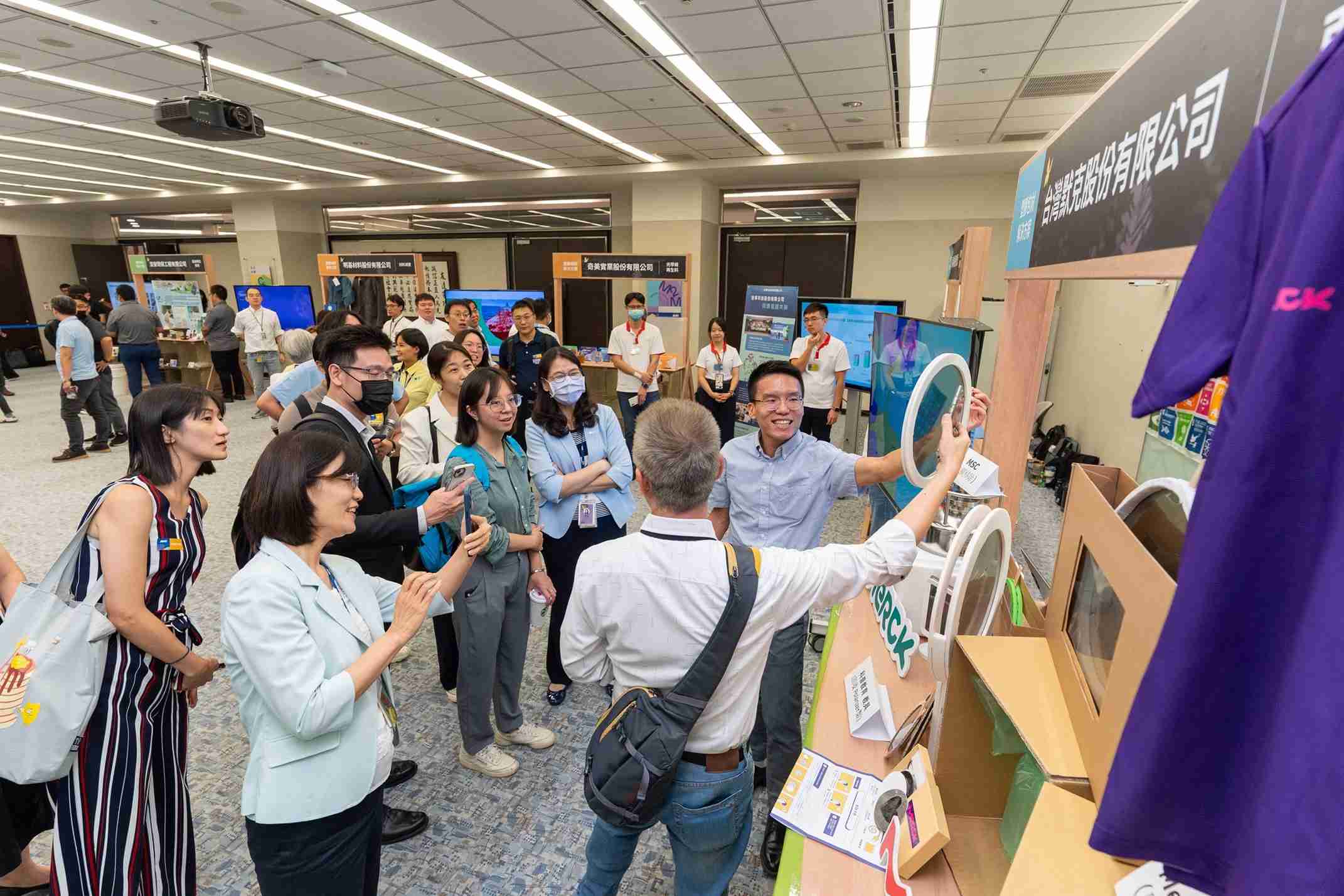 PA直营连手产业伙伴策划首届生态圈联展，，展示如何将废塑料循环再利用，，，，创新解决方案包括：塑料包材再生与循环使用、、、再生塑料研发及应用、、废塑料回收再生技术、、、、减塑生活提案等