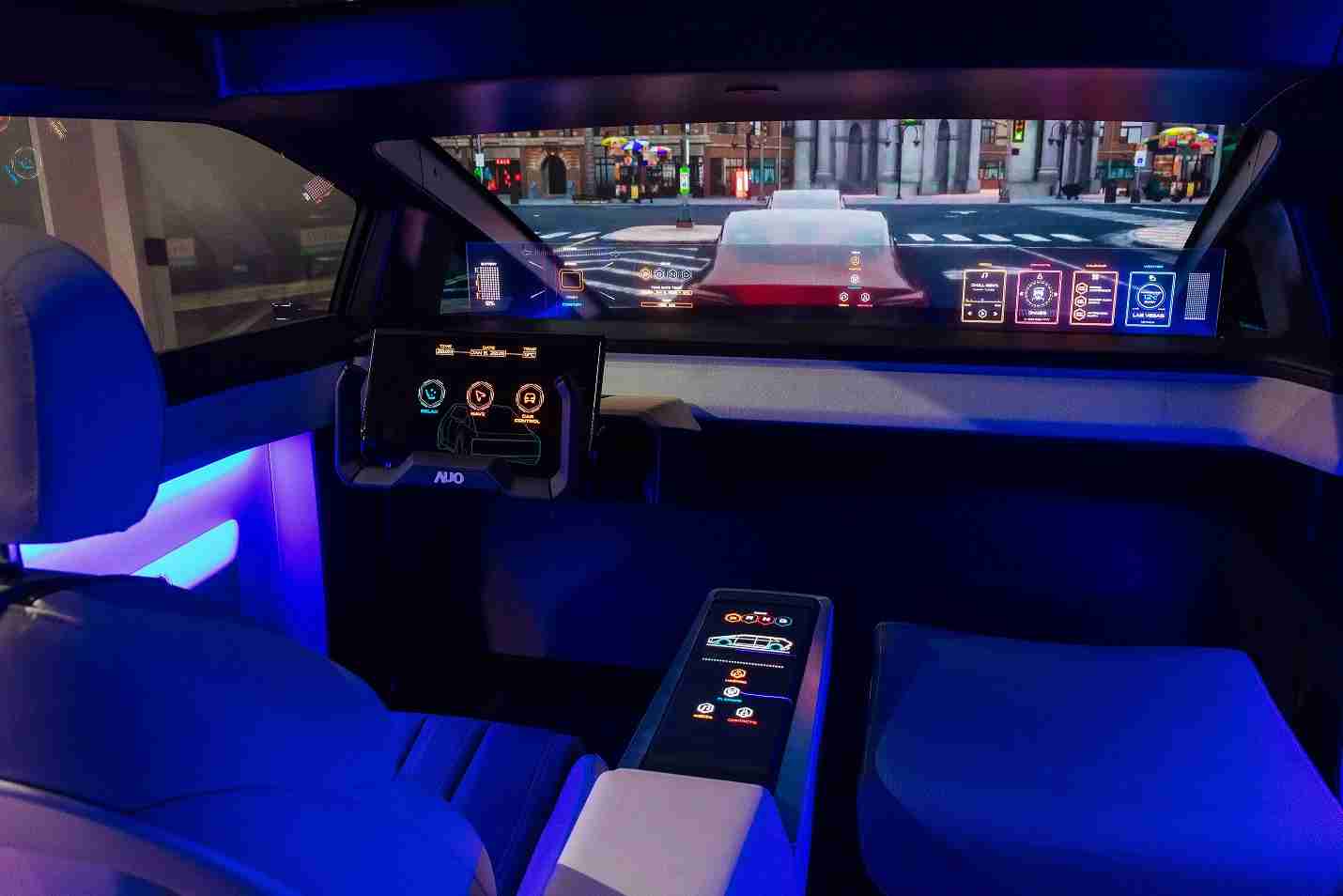 PA直营连续四年入围科睿唯安全球百大创新机构，，，，专利布局科技与绿色创新前沿。。。图为PA直营发挥先进显示科技Micro LED多元尺寸与型态应用优势所打造之智能车舱；同时，，，PA直营已于全球累积取得4500件节能减碳相关的专利证书，，，，当中2024年Micro LED年度获证量占比已超过8成